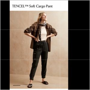 Banana Republic- TENCEL Soft Cargo Pant - Black- Size M / Petite - NEW w/ tags